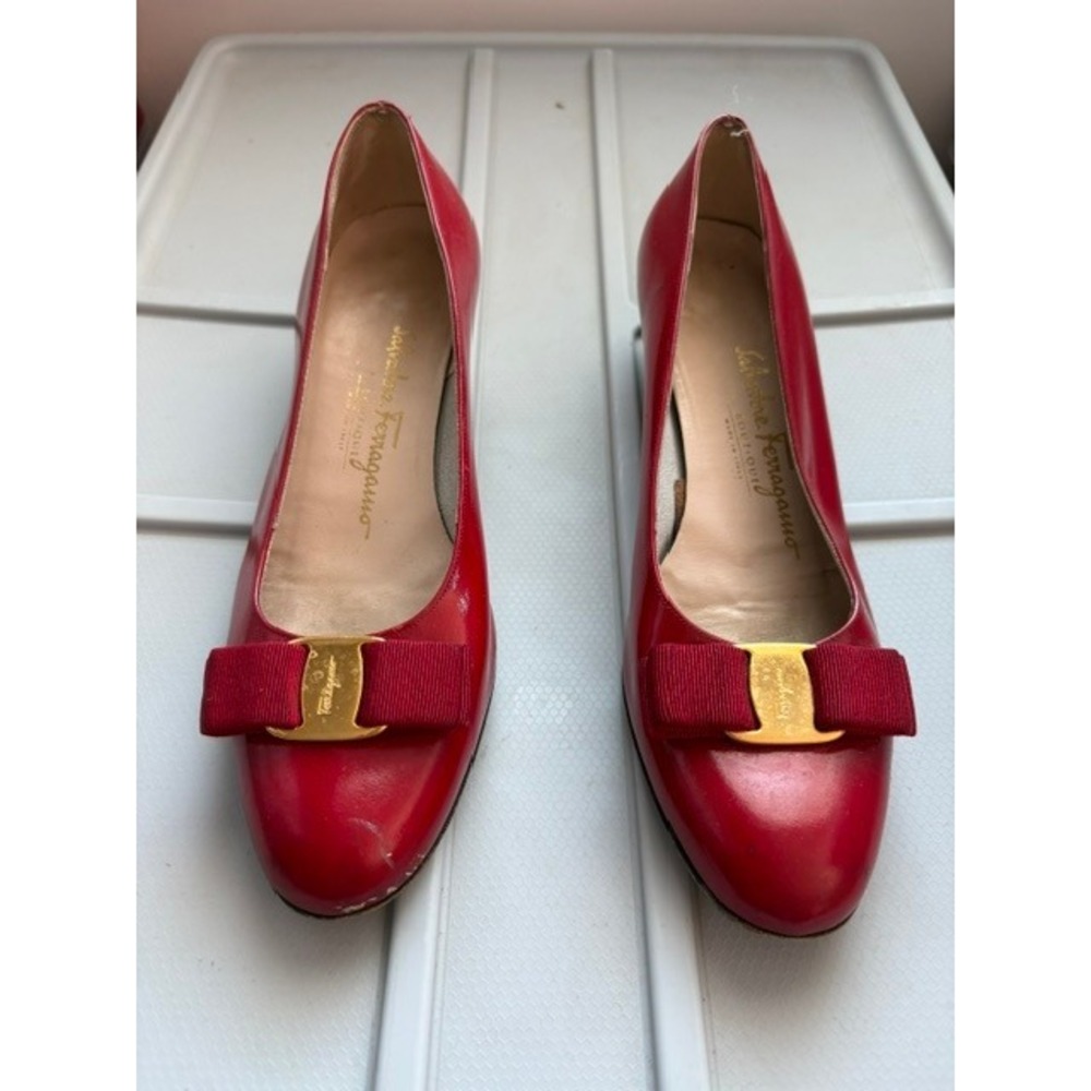 Salvatore Ferragamo Boutique Red Patent Leather Vara Bow Pumps Heels 8.5 B